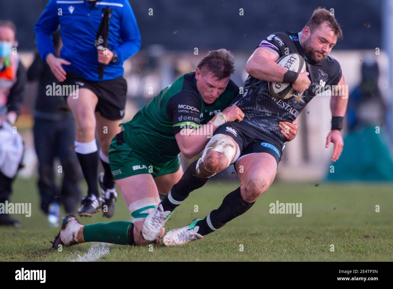 Galway, Irlande. 24 janvier 2021. Sam Parry d'Osprey affronté par Gavin Thornbury de Connacht pendant le match Guinness PRO14 Round 8 entre Connacht Rugby et Osprey au Sportsground de Galway, Irlande le 24 janvier 2021 (photo par Andrew SURMA/SIPA USA) Credit: SIPA USA/Alay Live News Banque D'Images