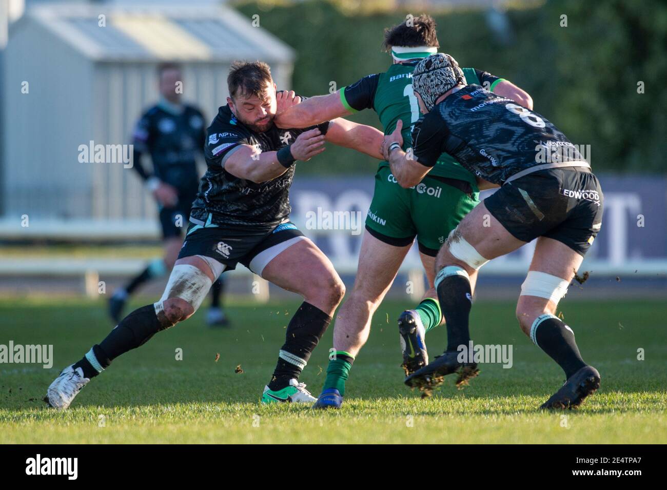 Galway, Irlande. 24 janvier 2021. Tom Daly de Connacht affronté par Sam Parry d'Ospreys et Dan Lydiate d'Ospreys lors du match Guinness PRO14 Round 8 entre Connacht Rugby et Ospreys au Sportsground de Galway, Irlande, le 24 janvier 2021 (photo par Andrew SURMA/SIPA USA) Credit: SIPA USA/Alay Live News Banque D'Images