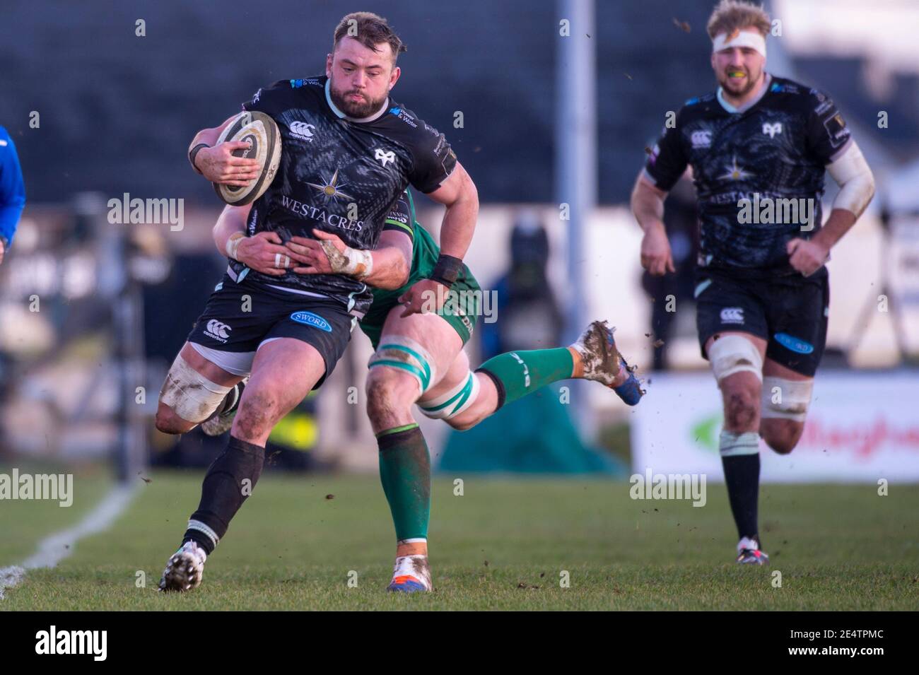 Galway, Irlande. 24 janvier 2021. Sam Parry d'Osprey affronté par Gavin Thornbury de Connacht pendant le match Guinness PRO14 Round 8 entre Connacht Rugby et Osprey au Sportsground de Galway, Irlande le 24 janvier 2021 (photo par Andrew SURMA/SIPA USA) Credit: SIPA USA/Alay Live News Banque D'Images