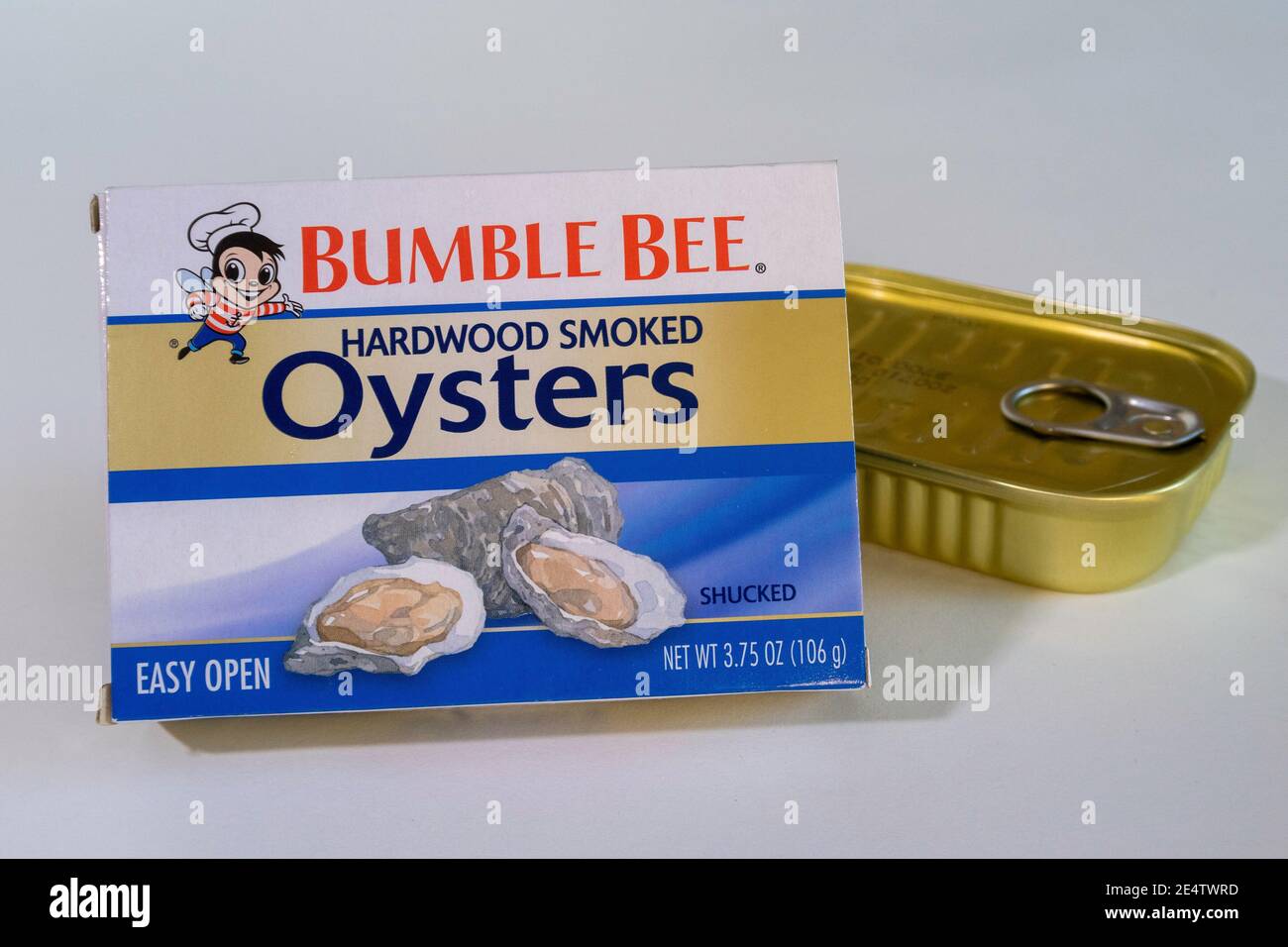 Les huîtres fumées Bumble Bee sont élevées à la ferme en Chine et vendues Aux États-Unis Banque D'Images