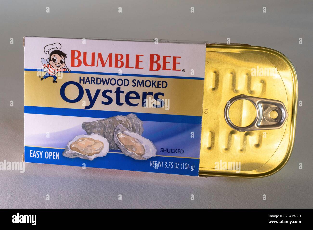 Les huîtres fumées Bumble Bee sont élevées à la ferme en Chine et vendues Aux États-Unis Banque D'Images