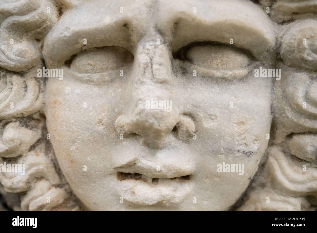 Faites face au relief sur le tombeau dans la ville antique d'Éphèse, en Turquie. Banque D'Images