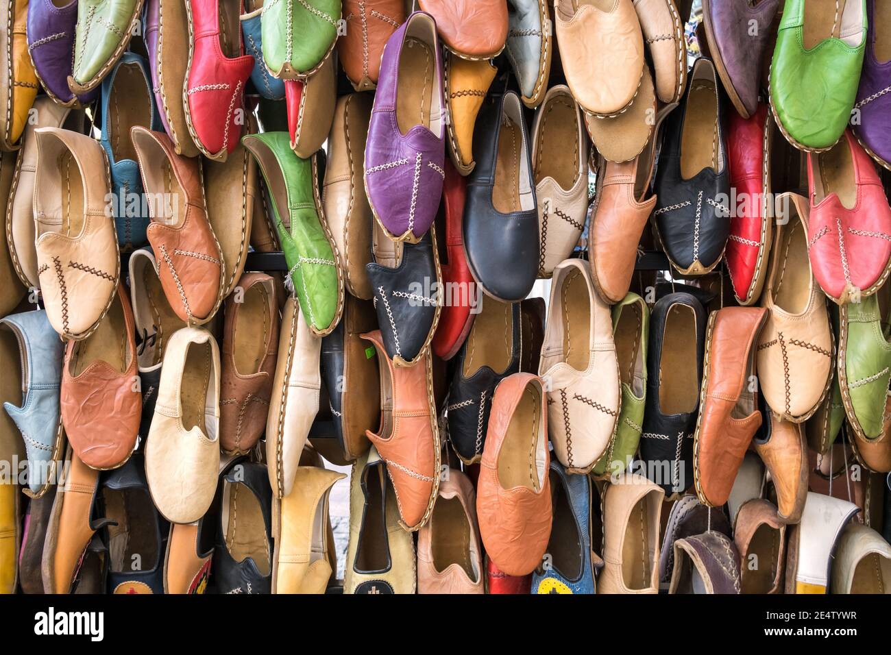 Les chaussures traditionnelles turques en cuir portent le nom  d'arrière-plan yéménite coloré Photo Stock - Alamy