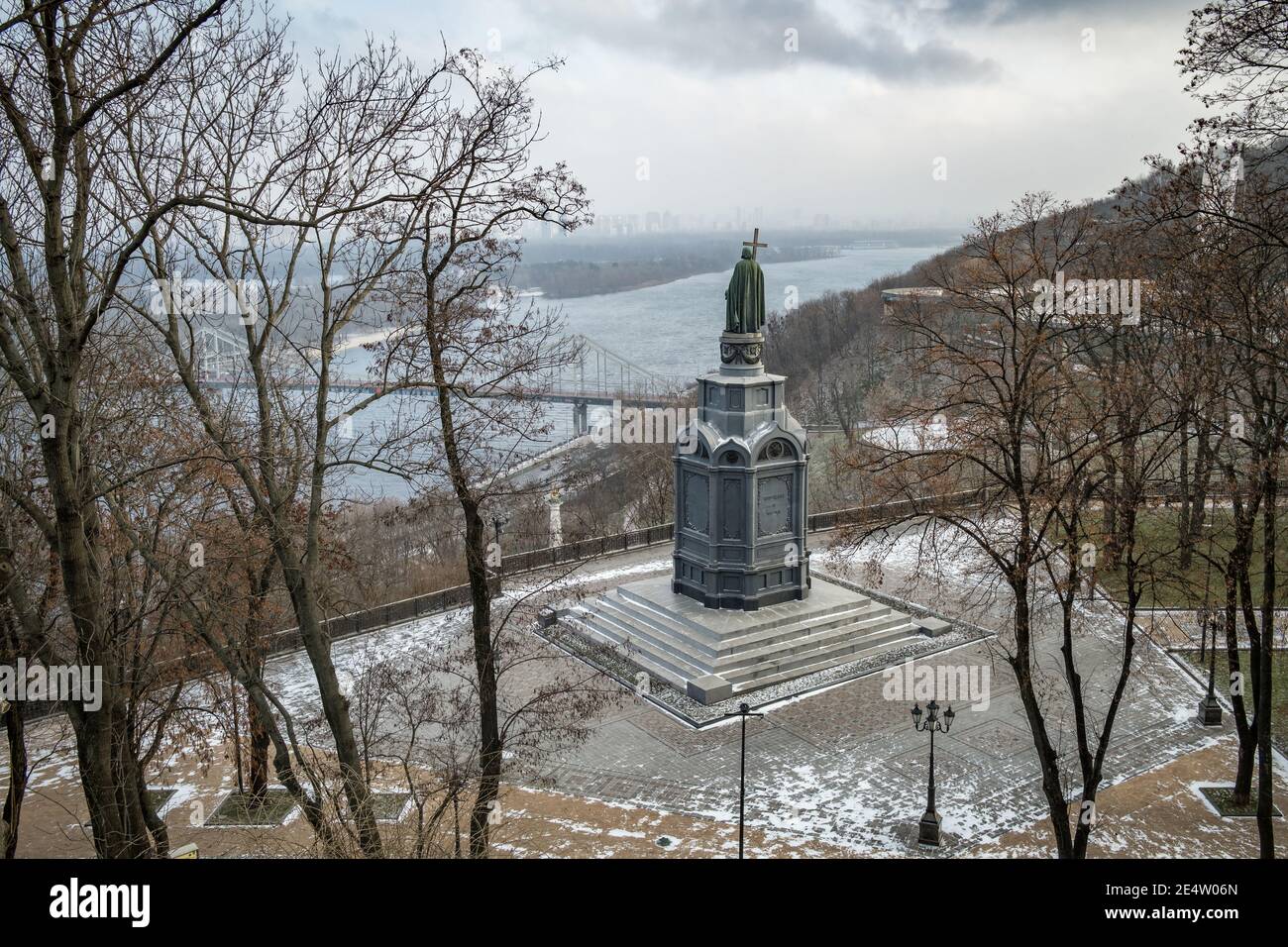 Monument à Vladimir le Grand avec vue sur le fleuve Dniepr en hiver à Kiev, Ukraine Banque D'Images