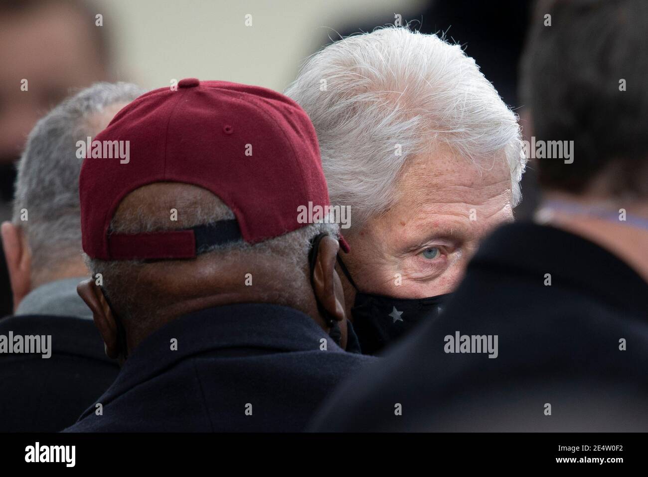 L'ancien président Bill Clinton embrasse la Rép. James Clyburn lors de la 59e cérémonie d'inauguration présidentielle au Front occidental du Capitole des États-Unis le 20 janvier 2021 à Washington, D.C. Banque D'Images