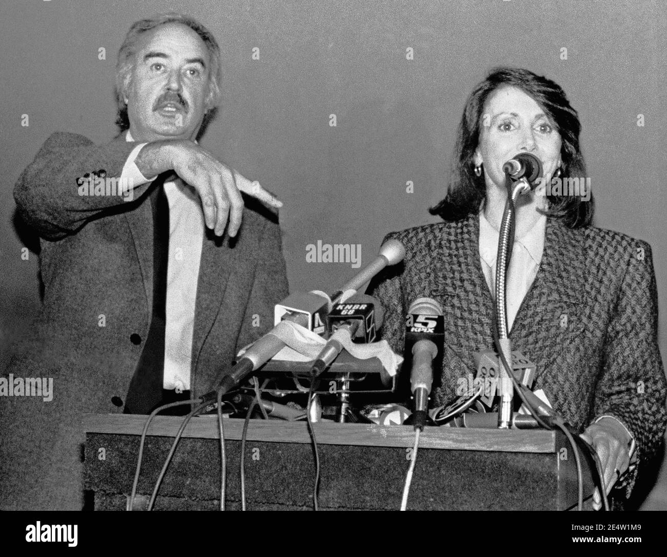 John Burton porte Nancy Pelosi pour le candidat du parti démocrate pour un siège à la Chambre des représentants des États-Unis. 1987 Banque D'Images