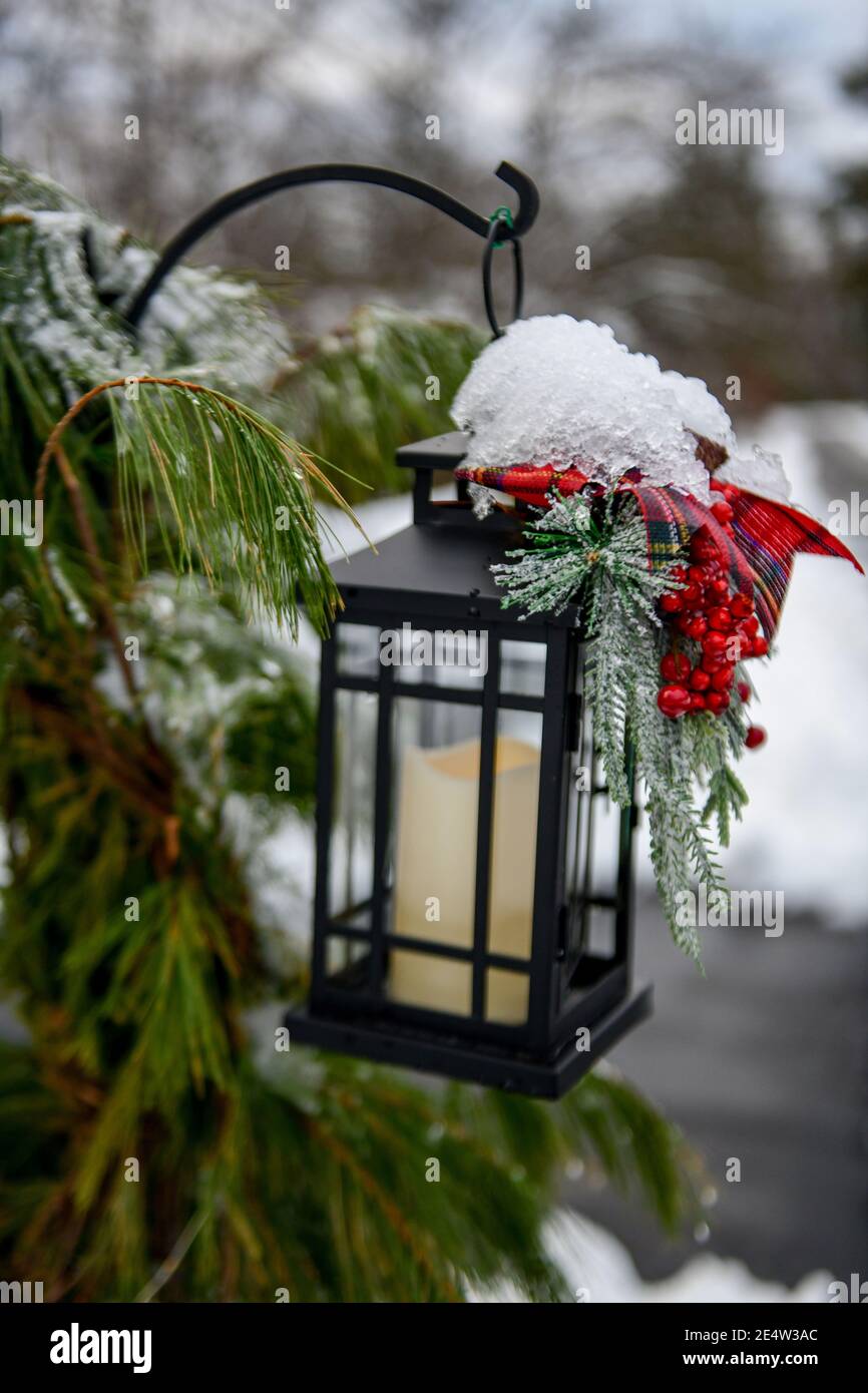Décorations de Noël dans la neige - décorations de Noël en plein air enneigées Banque D'Images