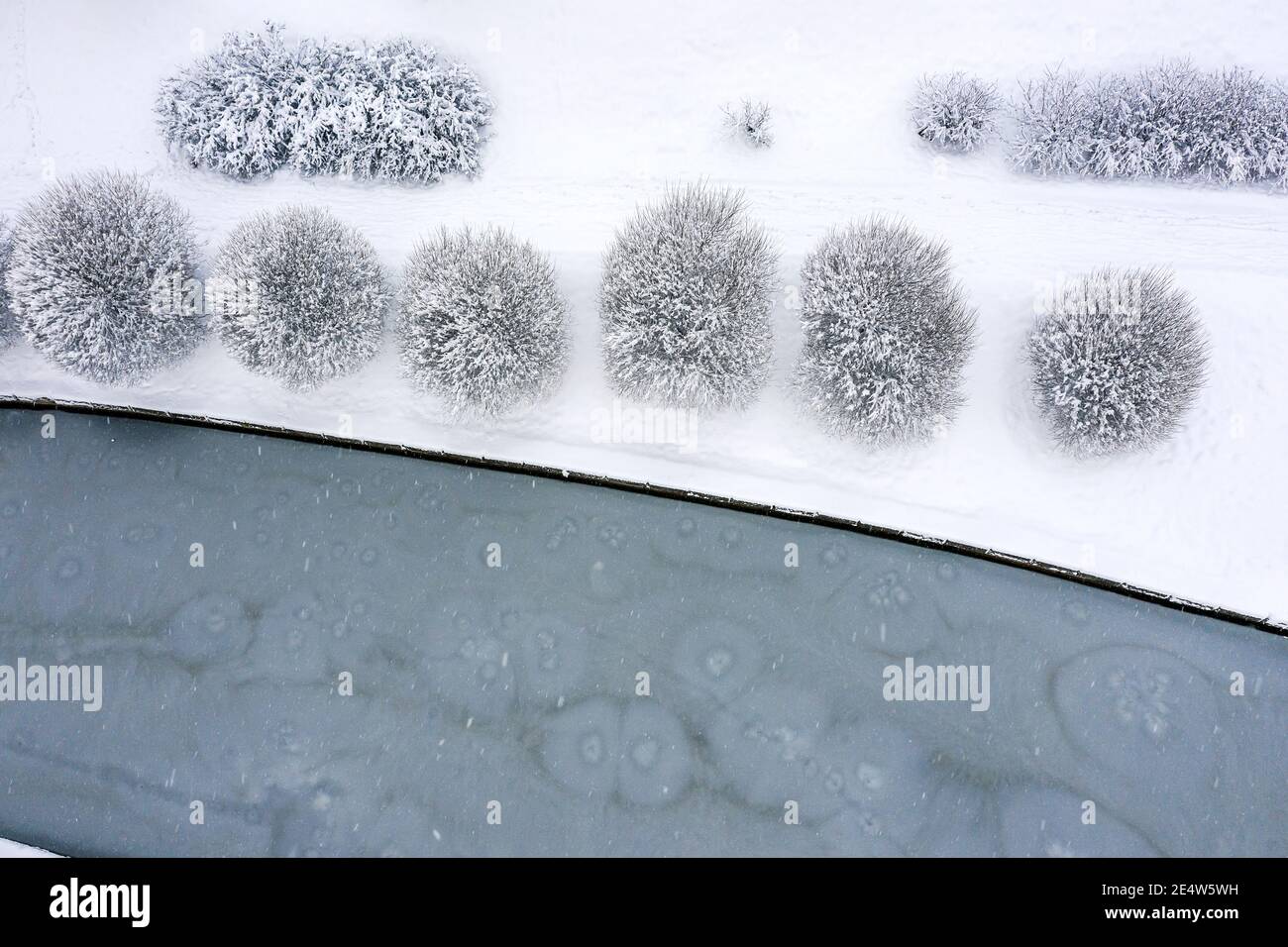 bush sous la neige sur les berges enneigées pendant les chutes de neige. photographie aérienne avec drone Banque D'Images