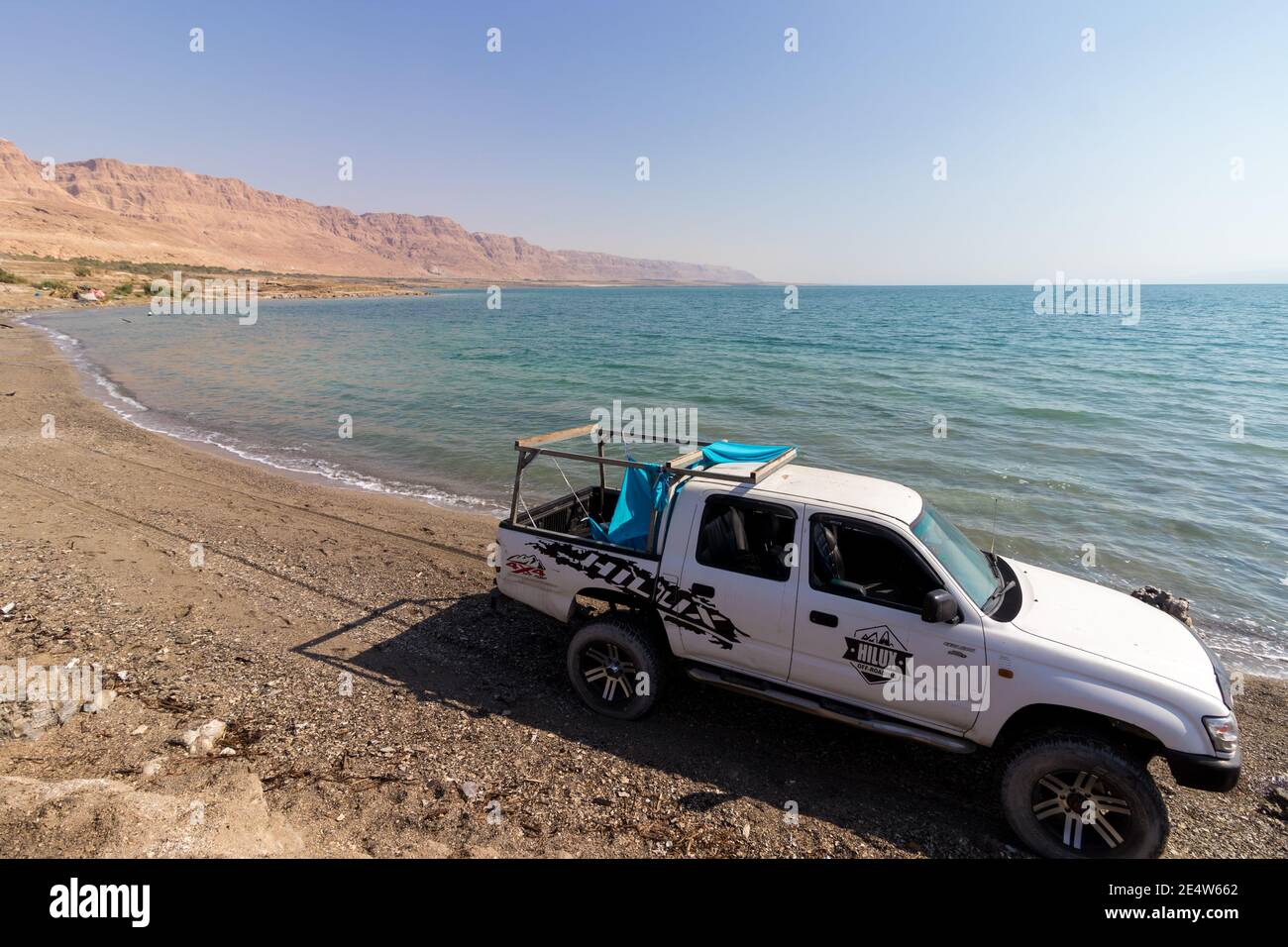 ein bokek-israël. 17-07-2020. Une voiture blanche est garée sur la plage Banque D'Images
