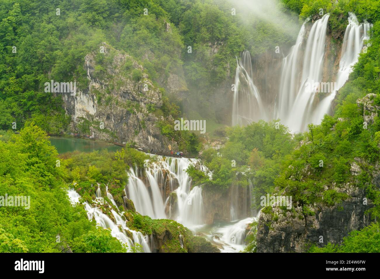 plan d'exposition de longue durée de la chute d'eau de veliki, la plus grande chute d'eau de plitvice, à l'occasion d'une journée pluvieuse dans le parc national des lacs de plitvice en croatie Banque D'Images