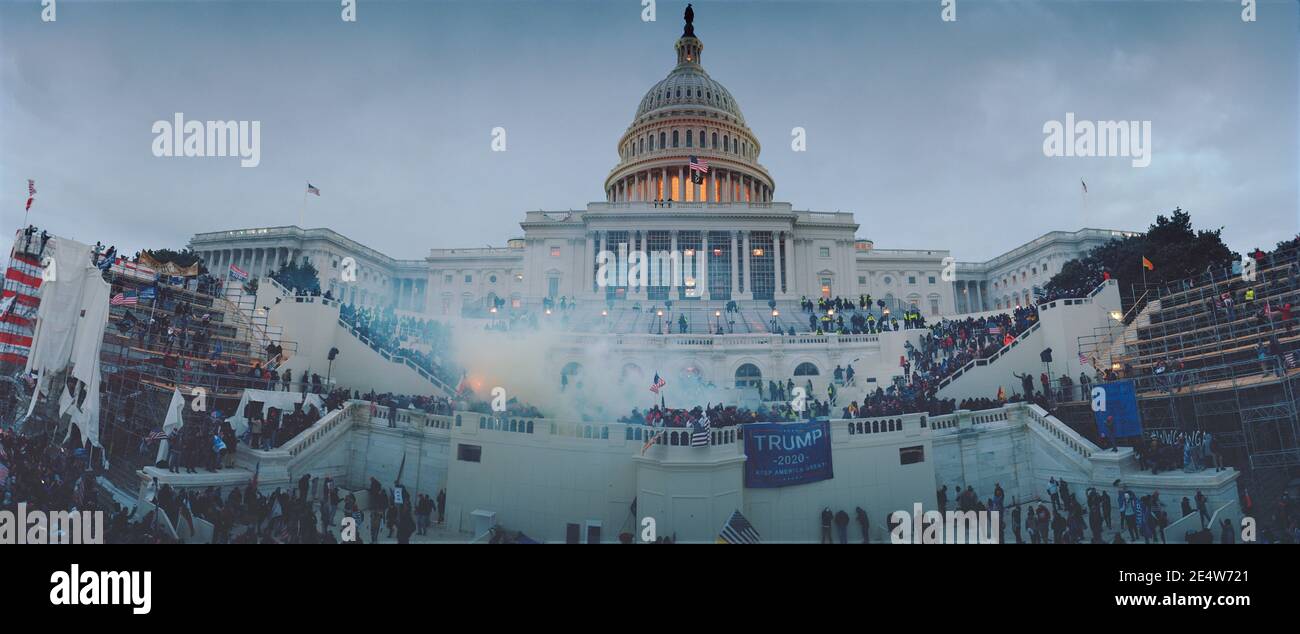 6 janvier 2021, DC Capitol Riot, dernières minutes de l'impasse. La police utilise des gaz lacrymogènes et pousse les manifestants hors du Capitole, aux États-Unis Banque D'Images