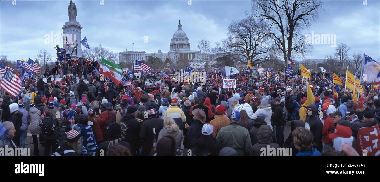 Le 6.2021 janvier, la foule conservatrice de partisans de Trump descendant dans le Capitole après la marche de Save America. Capitol Hill, Washington DC États-Unis Banque D'Images