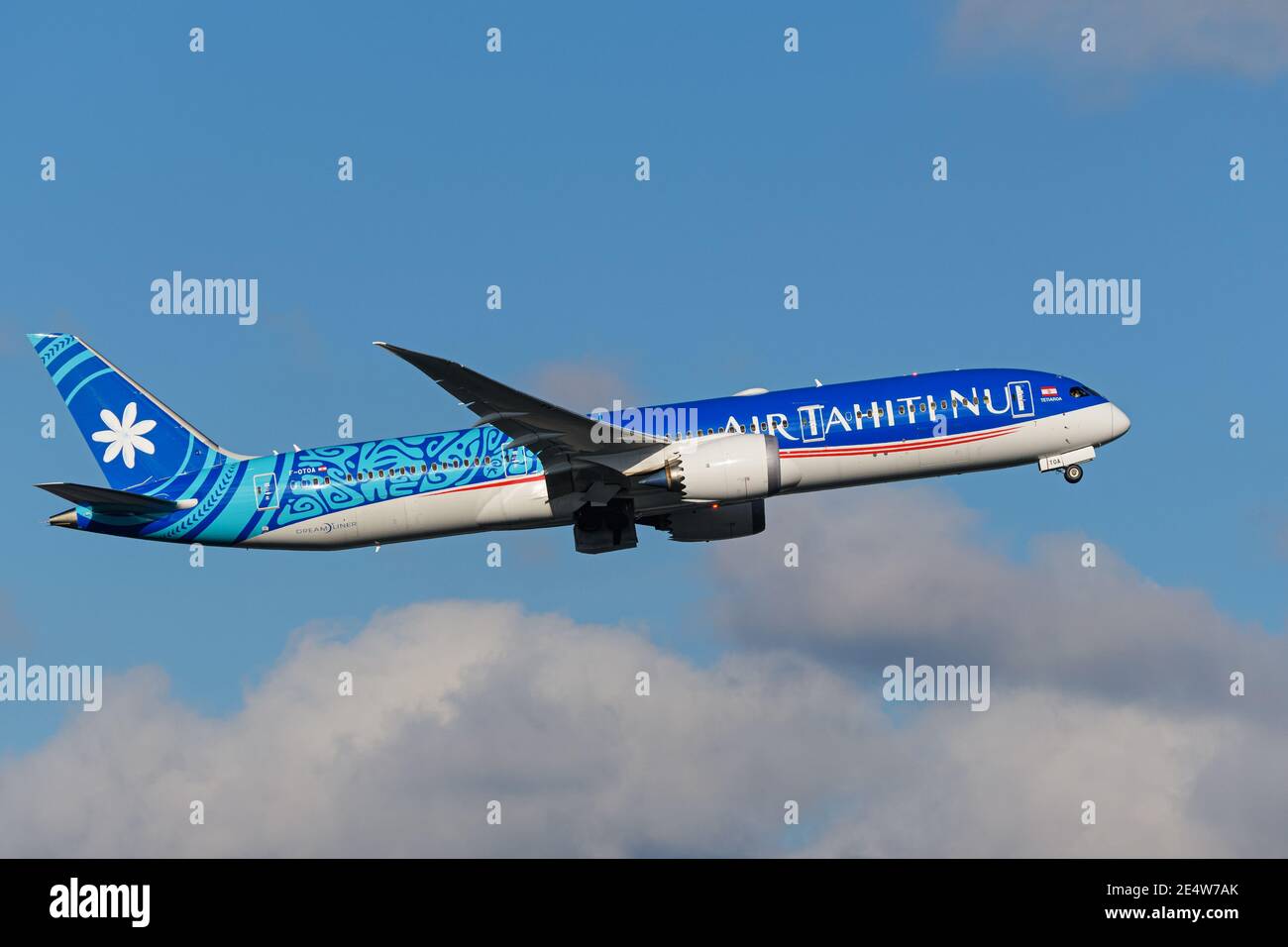 Un avion de ligne Air Tahiti Nui Boeing 787-9 Dreamliner (F-OTOA) aéroporté après le départ. Banque D'Images