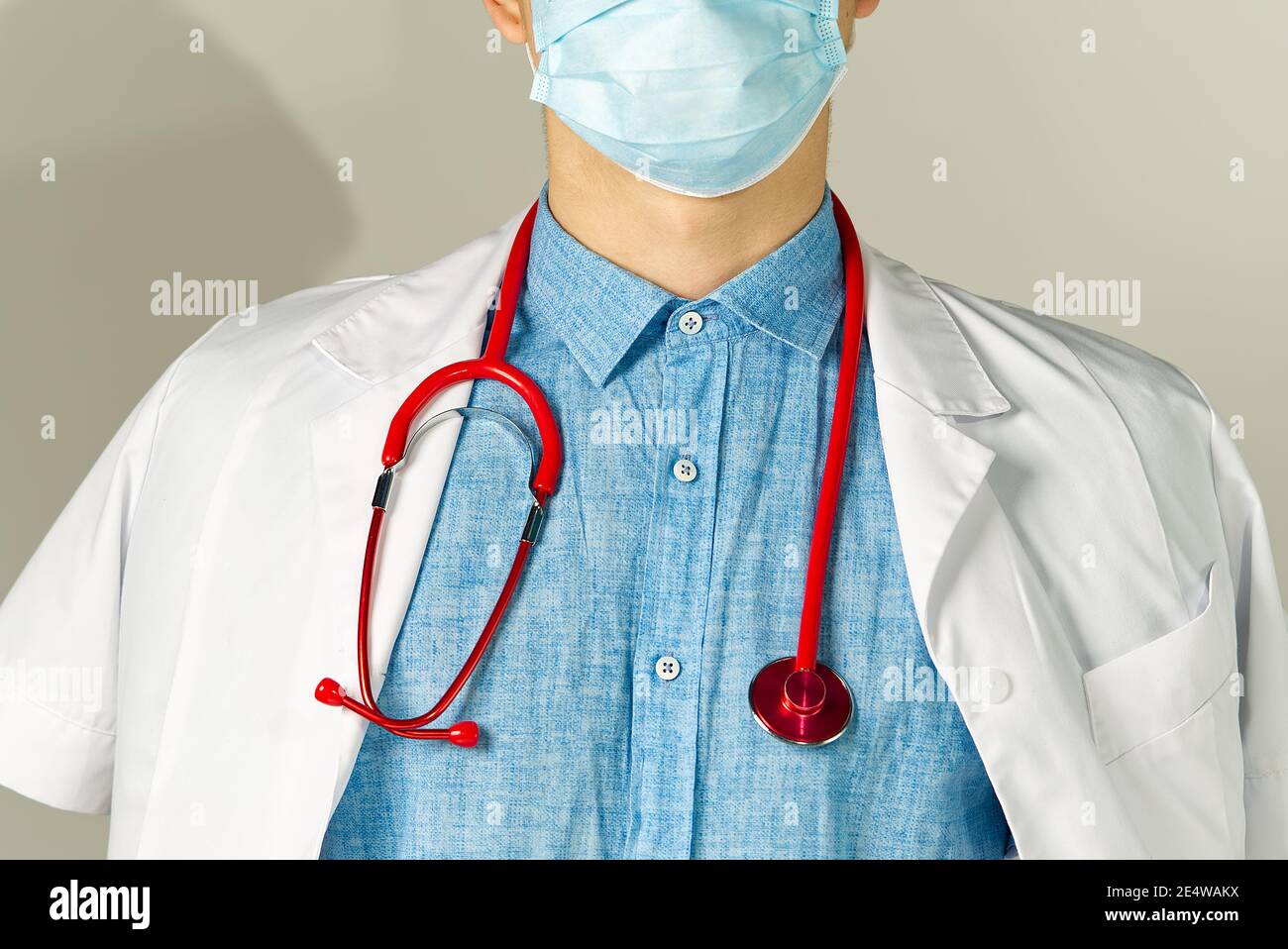 gros plan lumineux du médecin avec stéthoscope rouge. Antécédents médicaux Banque D'Images