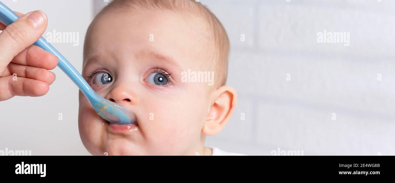 Mere Qui Allaite Bebe Avec Une Cuillere Bleue Banniere Premiere Puree De Fruits Gros Plan Sur Une Photo De Bebe De Race Blanche Enfant Apprenant A Manger Photo Stock Alamy