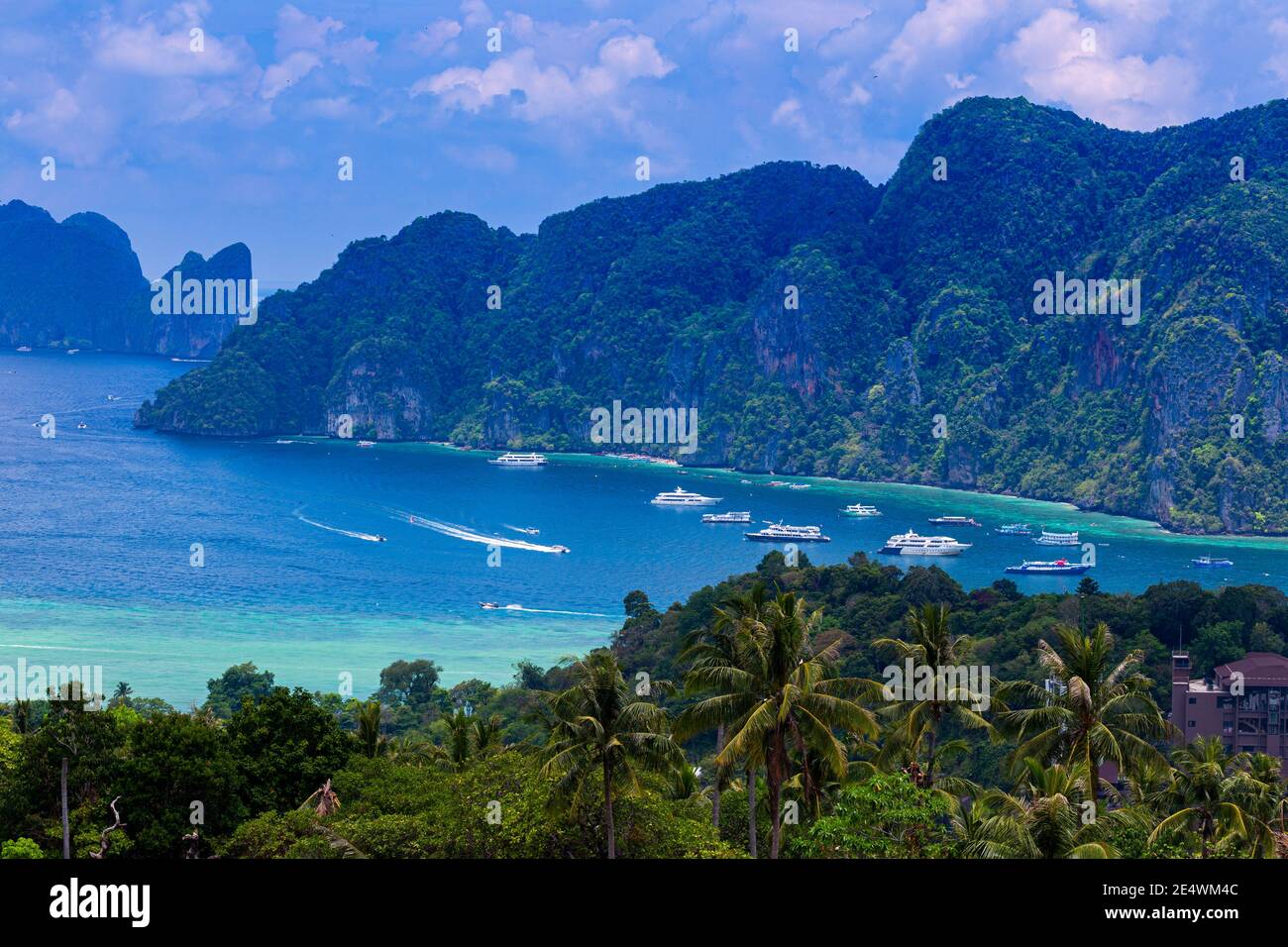 Koh Phi Phi Don, opinion - Paradise Bay avec plages de sable blanc. Vue depuis le haut de l'île tropicale sur Tonsai Village, Ao Tonsai, Ao Dalum. Krabi Banque D'Images