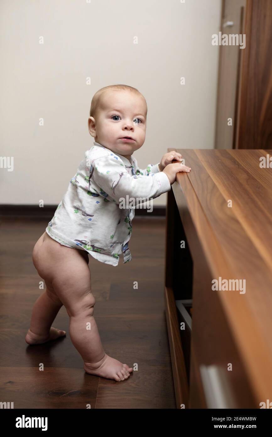 Bebe Garcon Apprenant A Se Tenir Debout Sur Ses Pieds Photo Stock Alamy