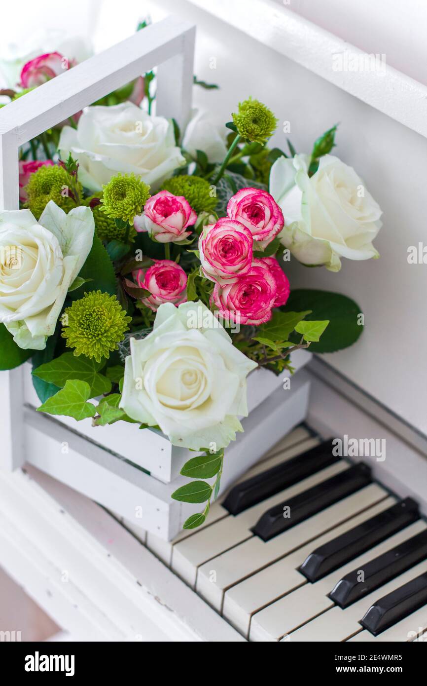 Boîte en bois blanc avec bouquet de roses blanches et roses et  chrysanthèmes sur piano blanc. Décoration de la maison. Boîtes de fleurs.  Décoration de mariage Photo Stock - Alamy