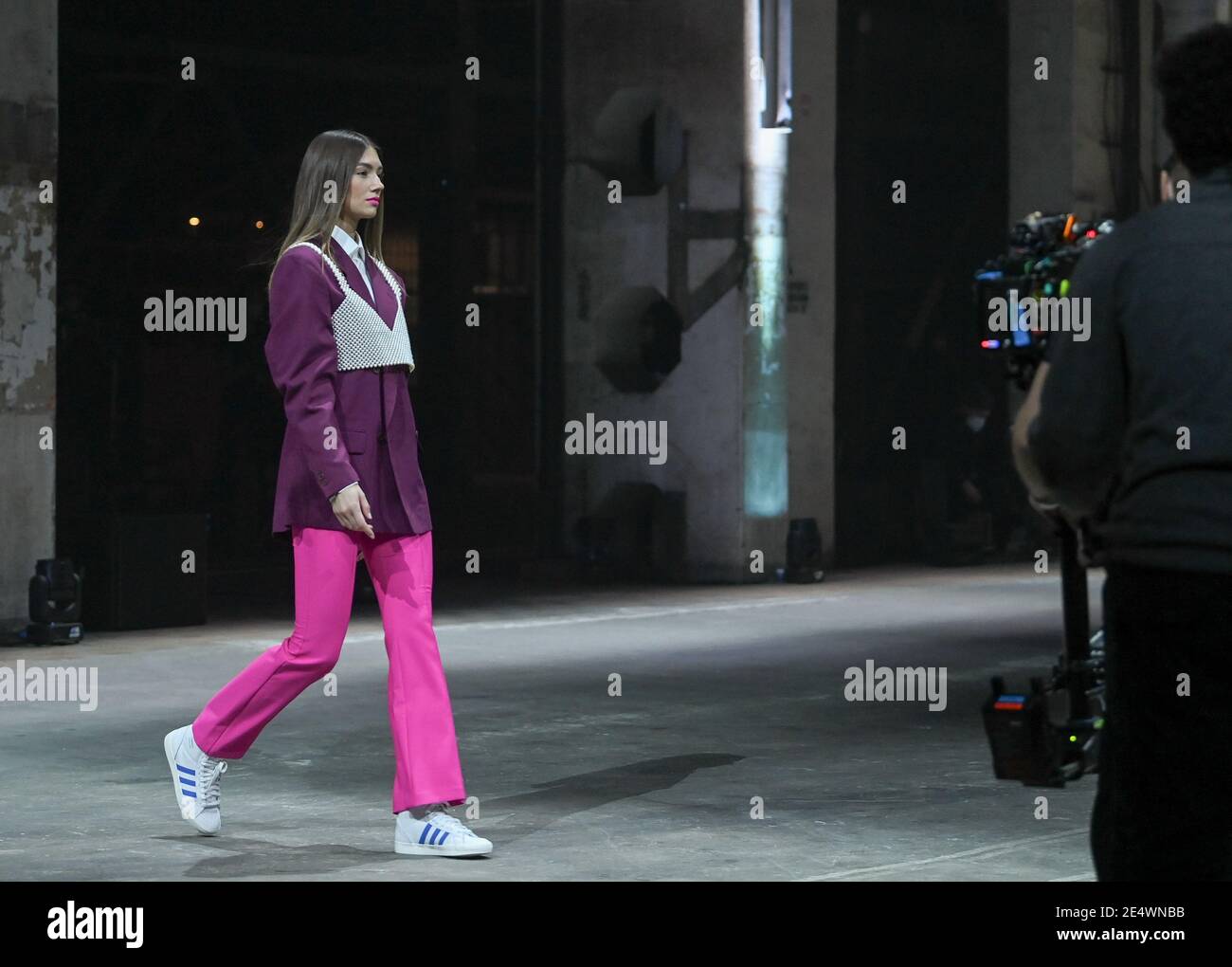 Berlin, Allemagne. 22 janvier 2021. Le modèle Lorena Rae montre de la mode au sujet de vous montrer à la production de la semaine de mode à propos de vous à Kraftwerk dans Köpenicker Straße. La semaine de la mode de Berlin pour la saison automne/hiver 2021/2022 aura lieu en ligne cette fois, les spectacles seront présentés en ligne en raison de la pandémie. Credit: Jens Kalaene/dpa-Zentralbild/dpa/Alay Live News Banque D'Images