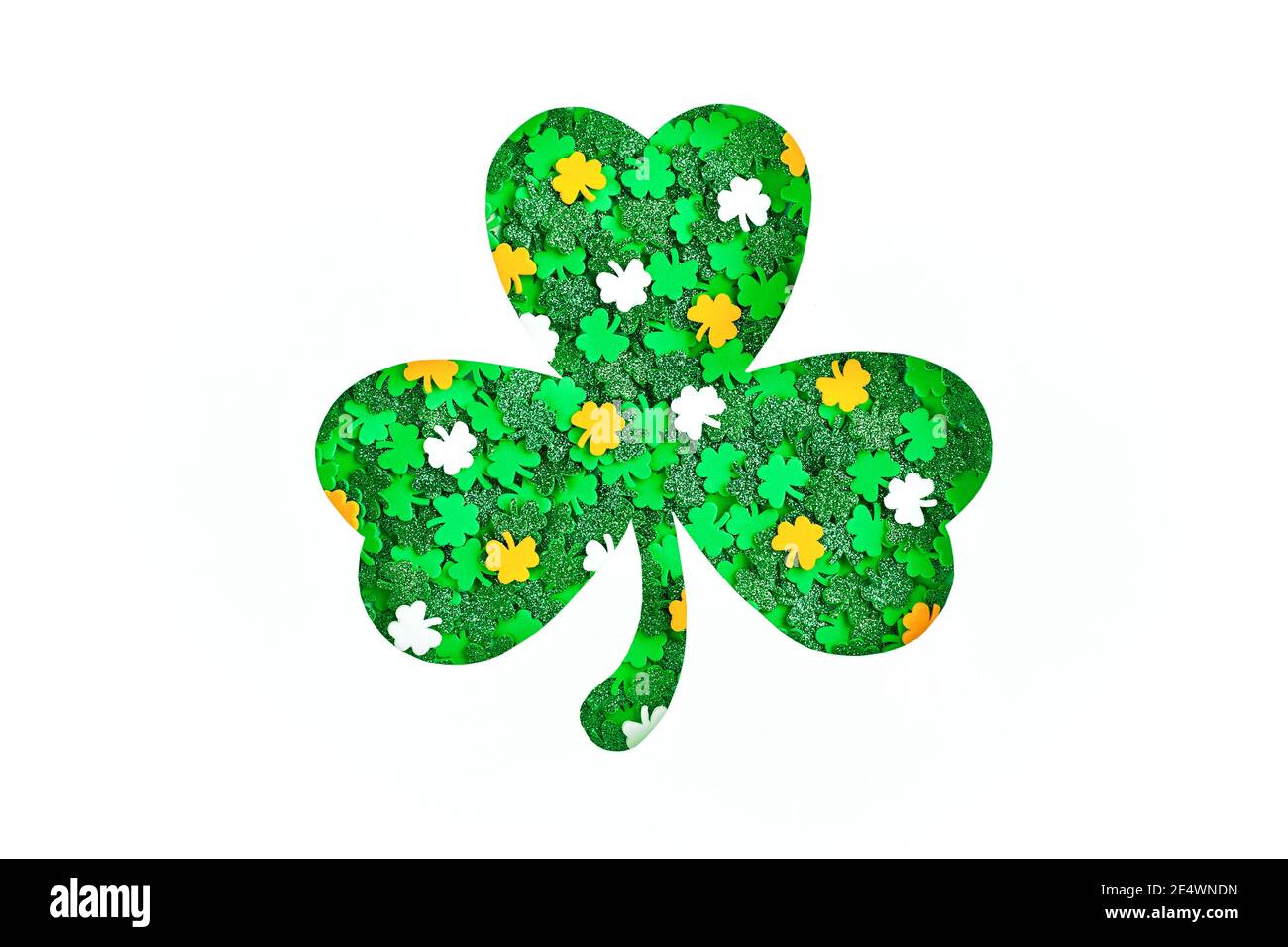 Silhouette Shamrock avec confetti vert orange et blanc sur blanc arrière-plan Banque D'Images