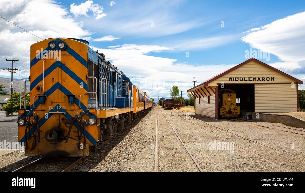 Un train électrique diesel de Dunedin Railways DJ 1227. Voyage entre Middlemarch et Dunedin, Nouvelle-Zélande. Construit par Mitsubishi Heavy Industries, Japon Banque D'Images