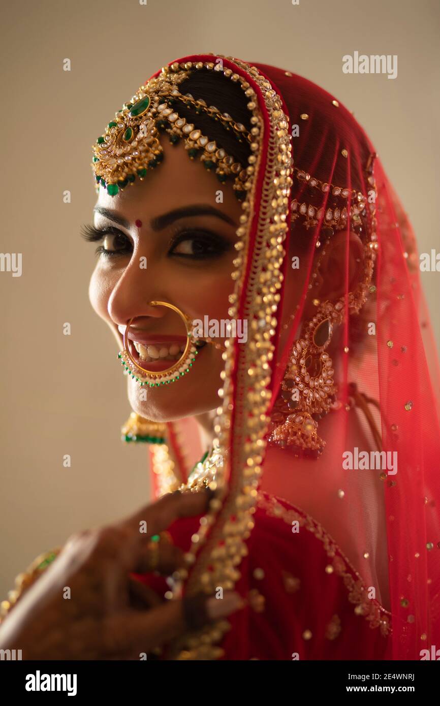 Souriant épouse indienne regardant la caméra avec un sourire Banque D'Images