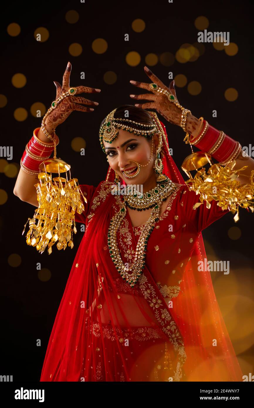 Mariée indienne dansant à son mariage Banque D'Images
