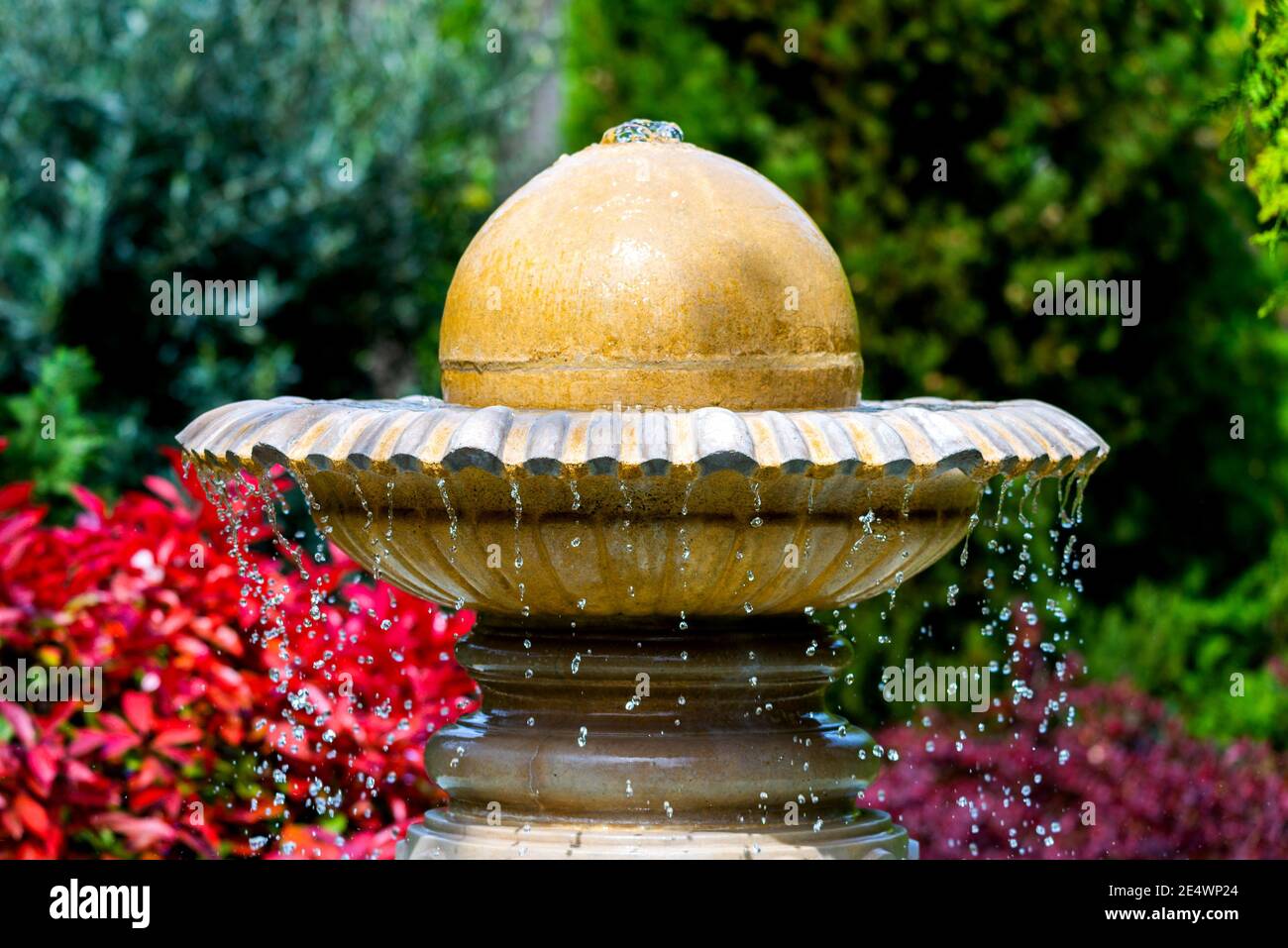 La partie supérieure de la fontaine. Bol et sphère à la lumière du soleil  du matin Photo Stock - Alamy