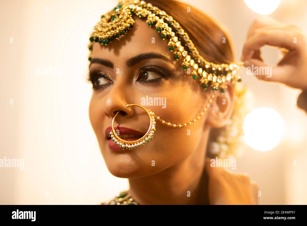 Mariée indienne pendant la séance de maquillage Banque D'Images