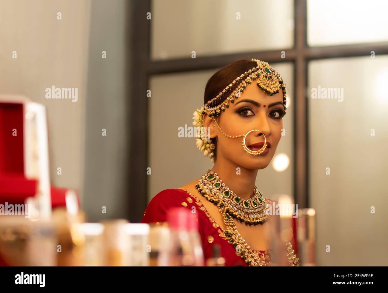 Mariée indienne pendant la séance de maquillage Banque D'Images