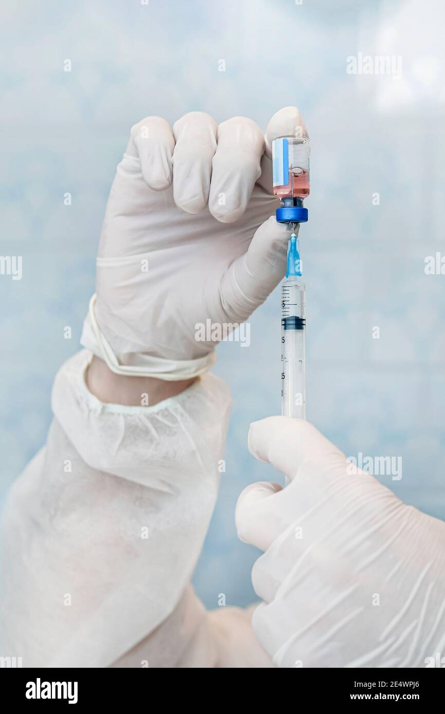 Seringue, injection médicale, flacon, ampoule à la main, paume ou doigts. Soins de santé à l'hôpital. Médicament plastique matériel de vaccination avec aiguille. Non Banque D'Images