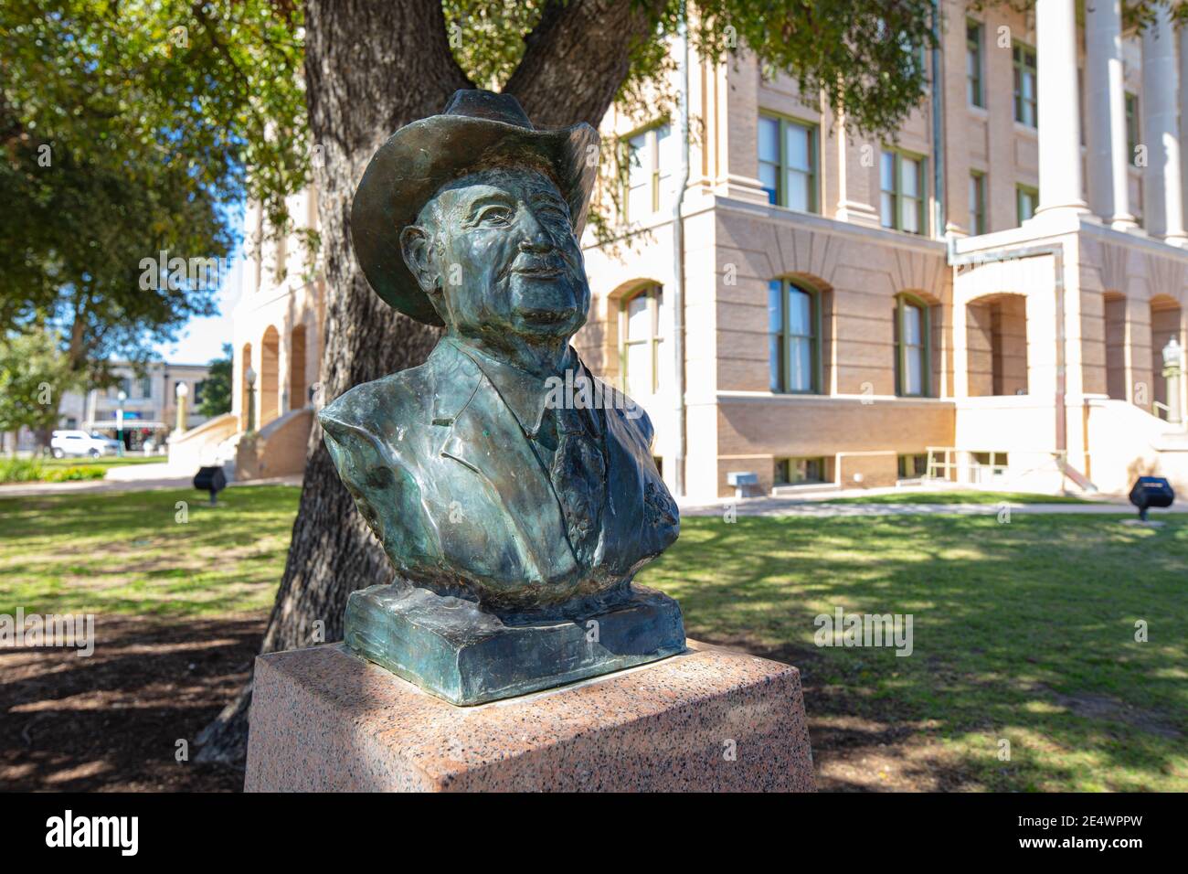 Georgetown, Texas, États-Unis - 3 novembre 2020 : sculpture en bronze Henry C. Matysek, ancien shérif du comté de Williamson Banque D'Images