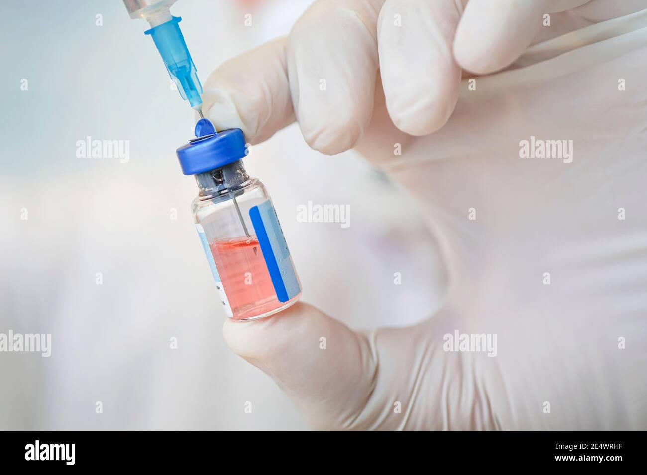 Seringue, injection médicale, flacon, ampoule à la main, paume ou doigts. Soins de santé à l'hôpital. Médicament plastique matériel de vaccination avec aiguille. Non Banque D'Images