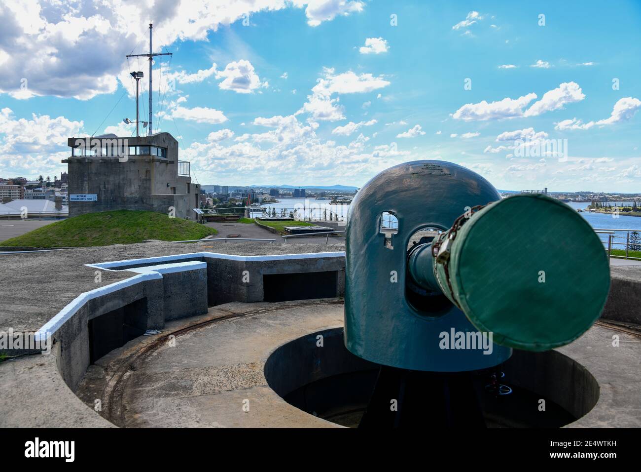 Extérieur de fort Scratchley, fort de la Seconde Guerre mondiale, avec canon vert, Newcastle Australie Banque D'Images