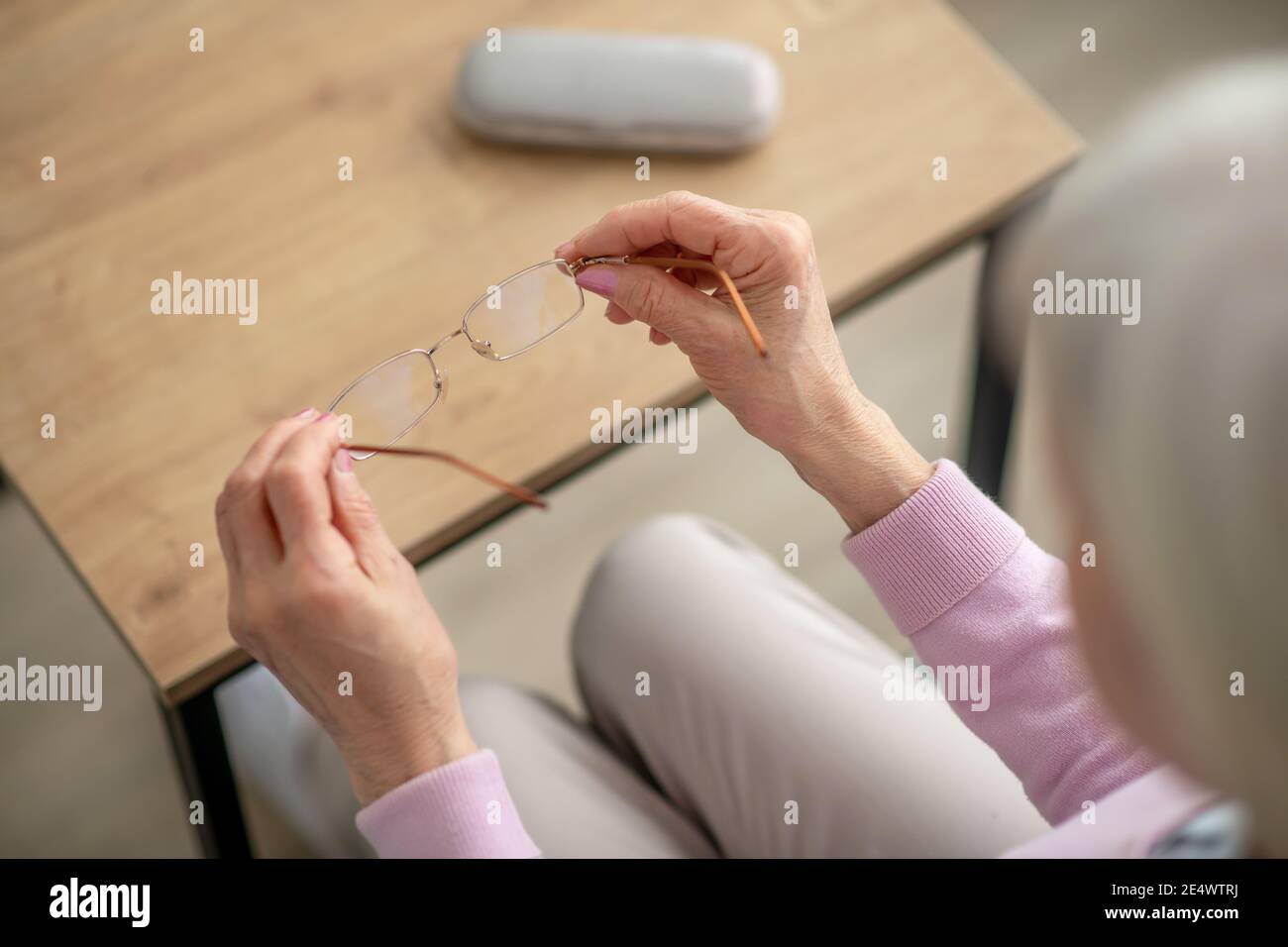 Gros plan sur les mains des femmes avec des lunettes Banque D'Images