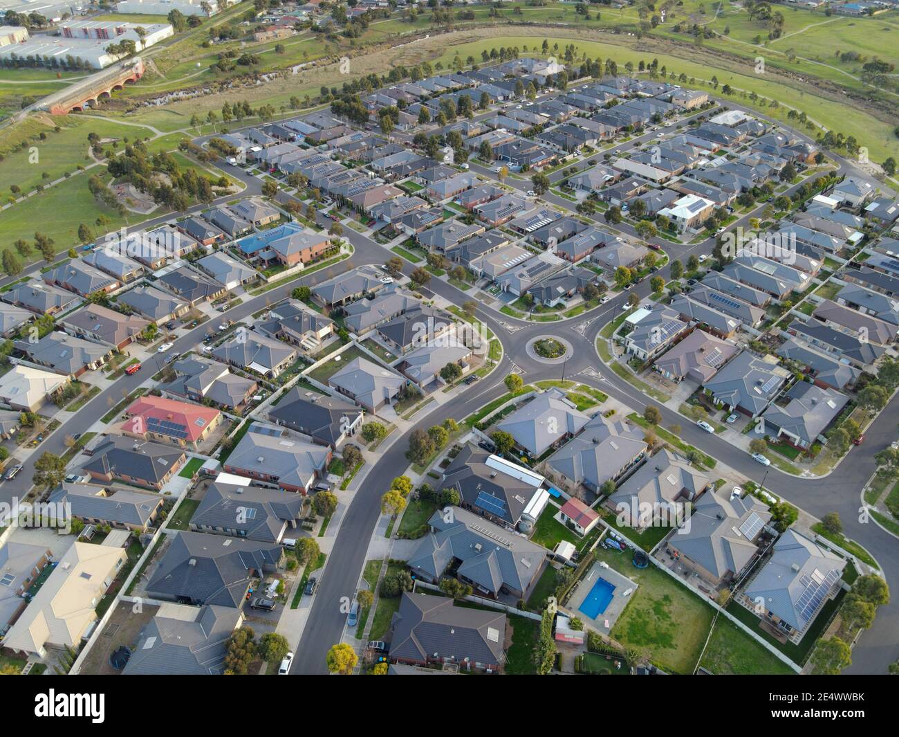 Urbanisme vue aérienne Suburbia vie urbaine et maisons après-midi Banque D'Images