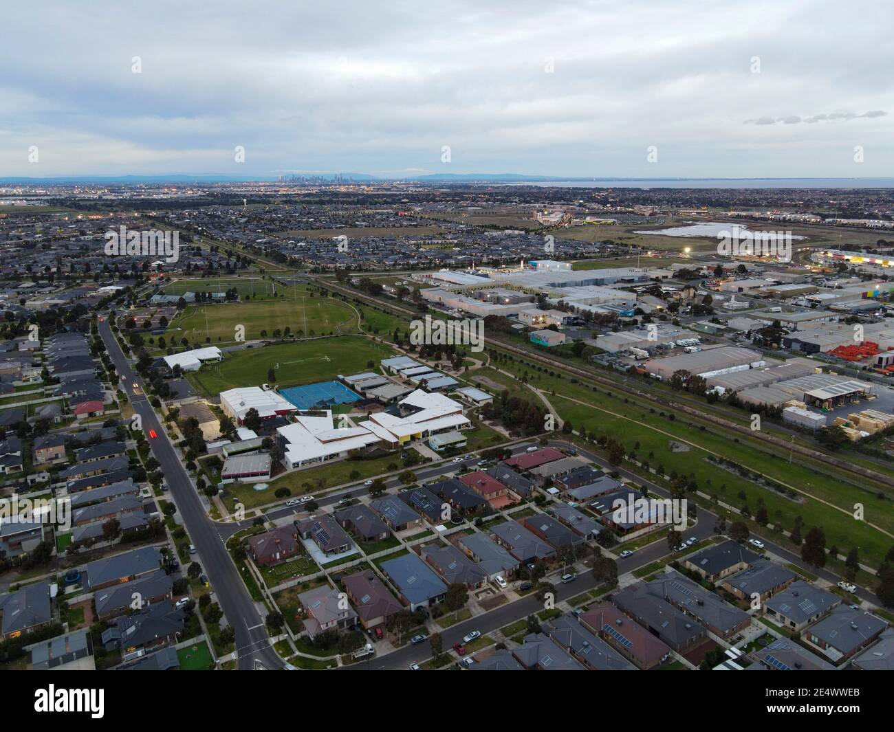 Urbanisme vue aérienne Suburbia vie urbaine et maisons après-midi Banque D'Images