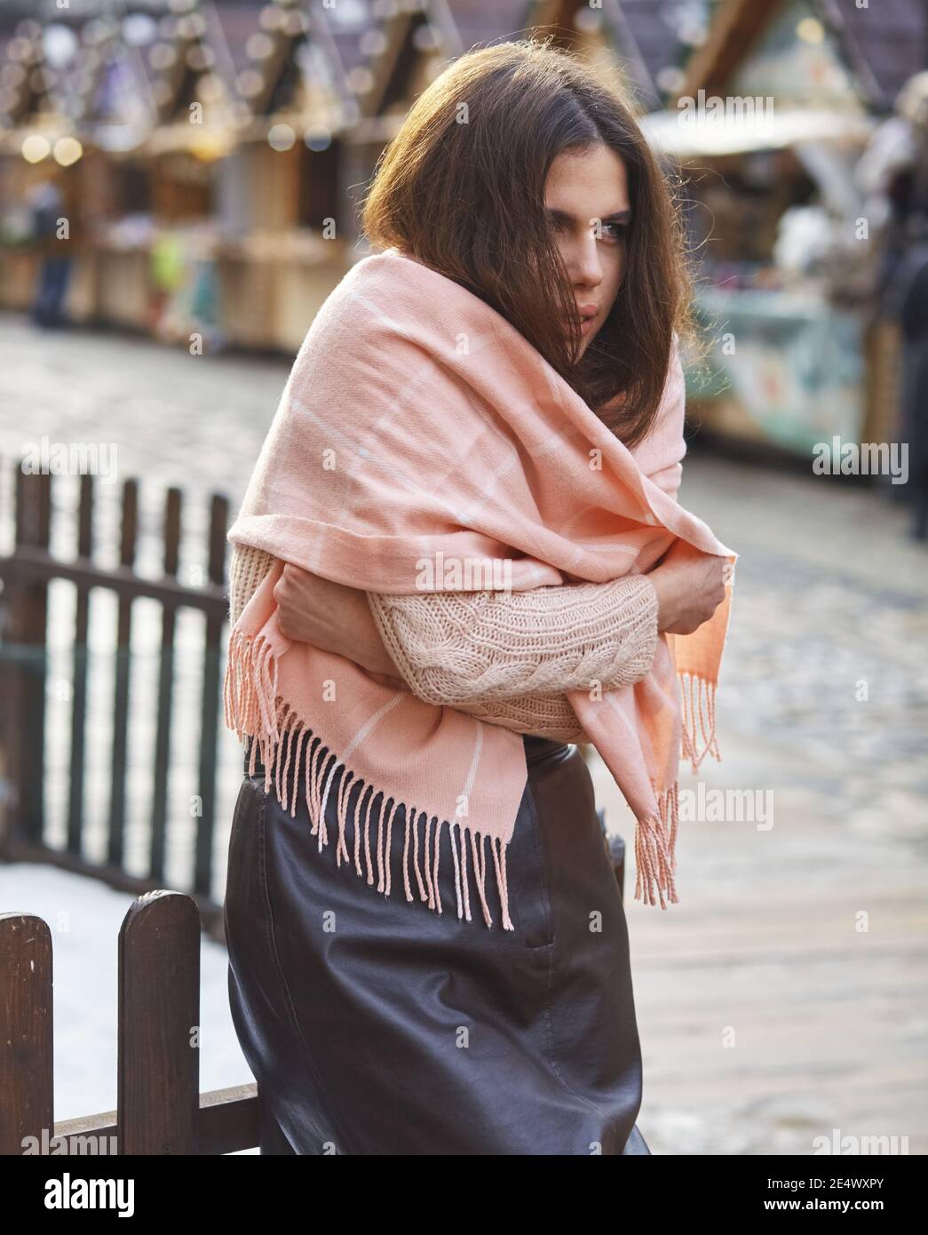 Une femme est enveloppée dans un foulard pour rester au chaud par temps  froid d'hiver Photo Stock - Alamy