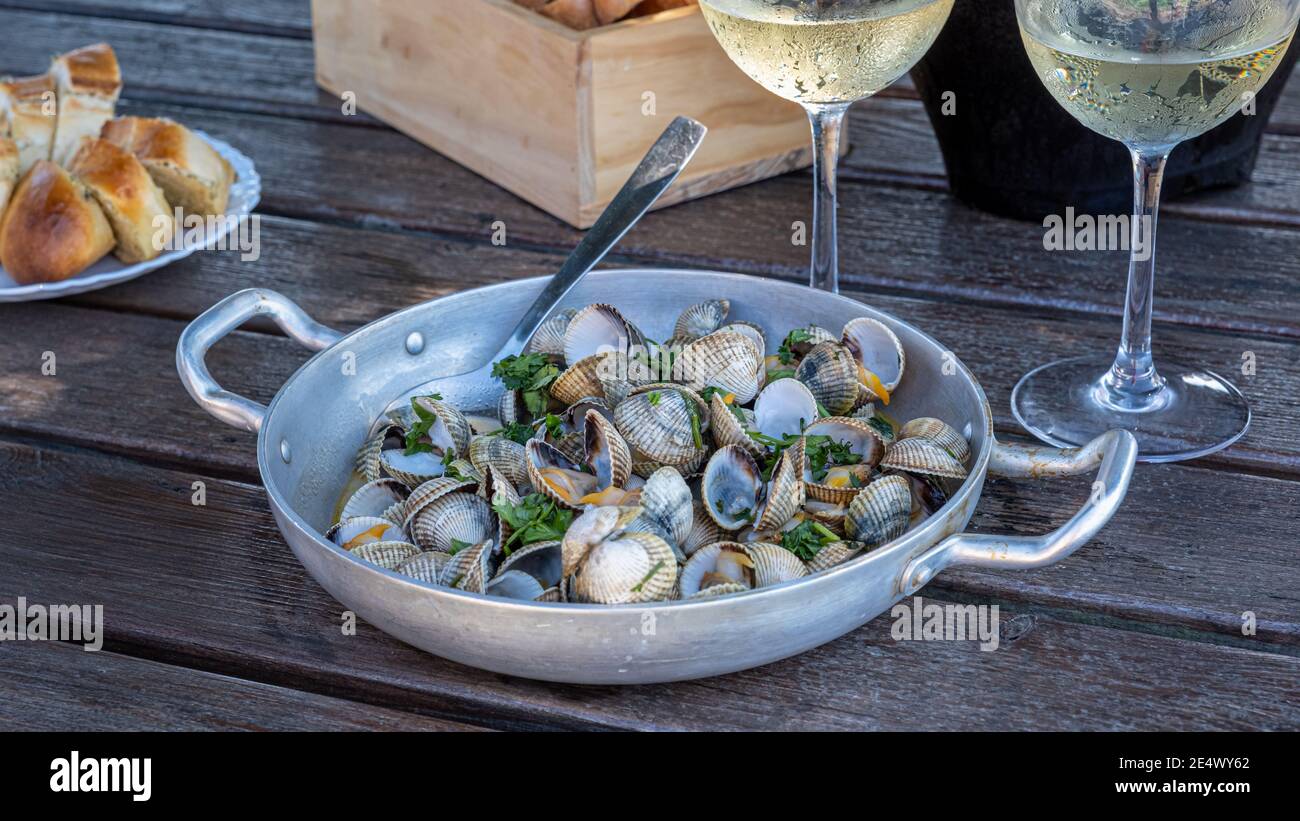 Cottes à l'ail et au persil dans une casserole d'aluminium sur un table