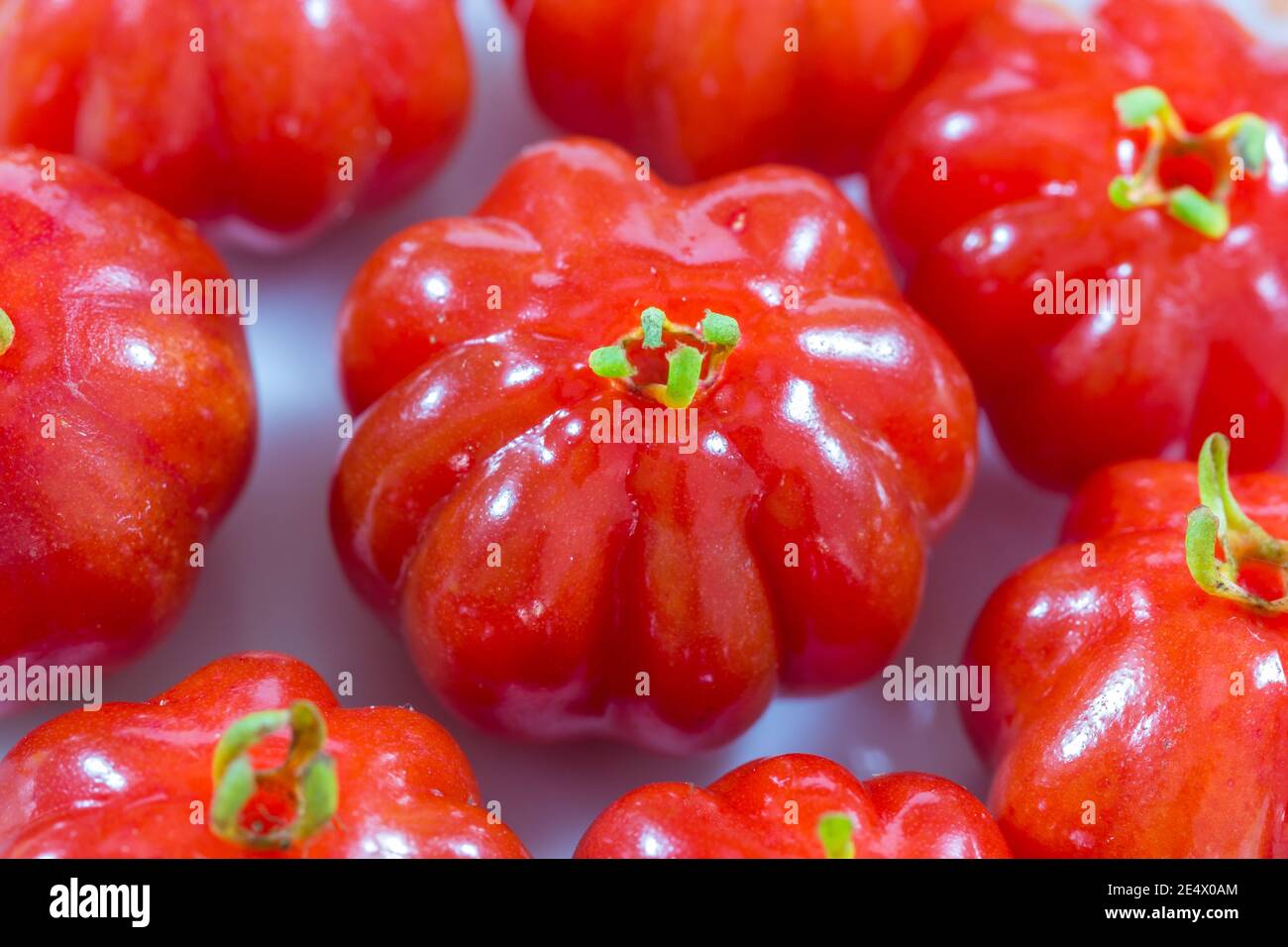 Gros plan de cerises brésiliennes rouges brillantes Banque D'Images