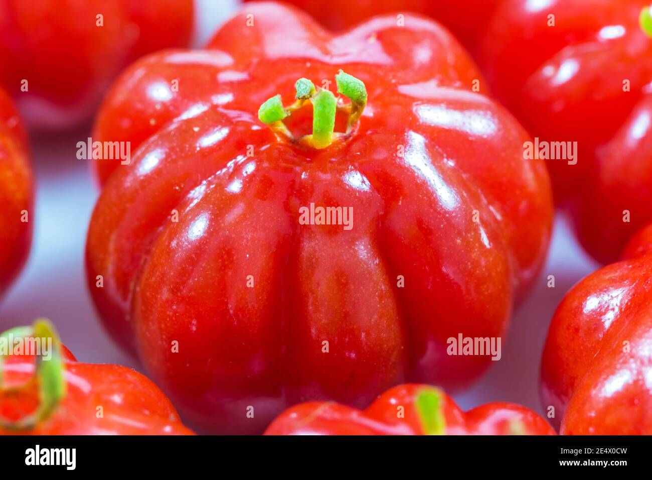 Gros plan de cerises brésiliennes rouges brillantes Banque D'Images