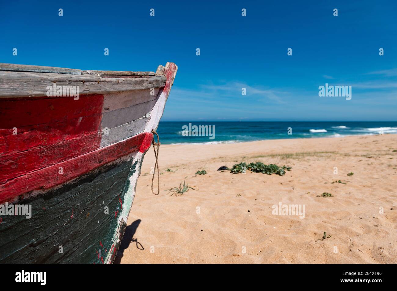 Détail de l'arc d'un bateau de pêche traditionnel coloré dans une plage près de la ville d'El Jadida sur la côte atlantique du Maroc. Banque D'Images