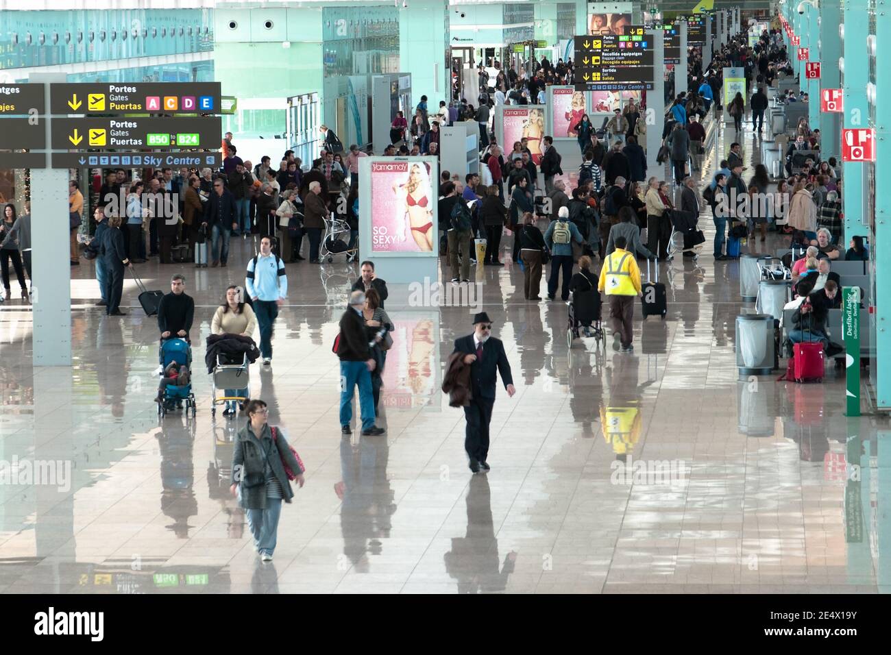 Barcelone, Espagne - 12 décembre 2011 : départs par couloir du terminal 1 de l'aéroport El-Prat de Barcelone, où il y a beaucoup de voyageurs Banque D'Images