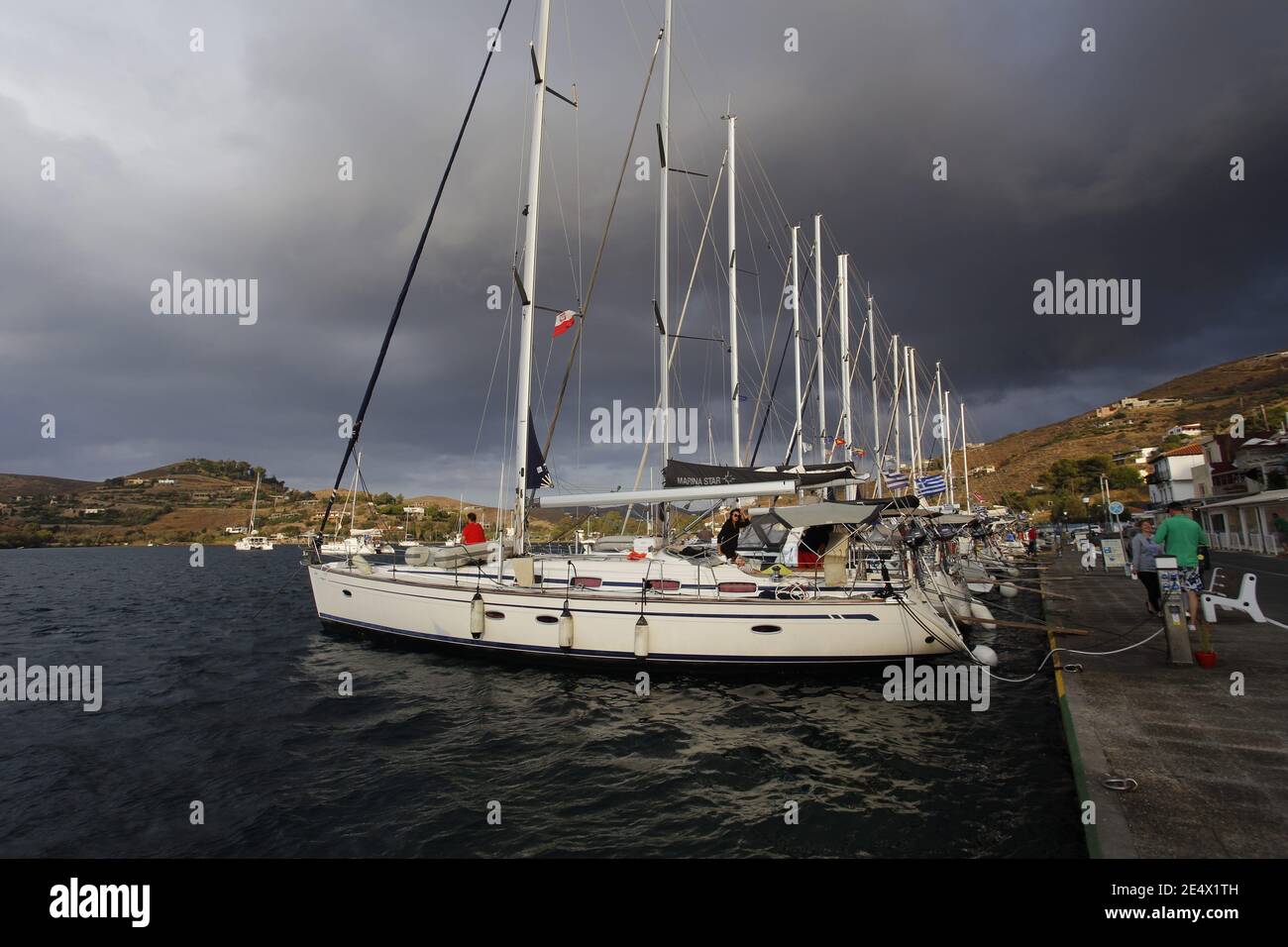 Yachts amarrés contre le quai de la ville, Kea Ormos Vourkari, Cyclades, Grèce Banque D'Images
