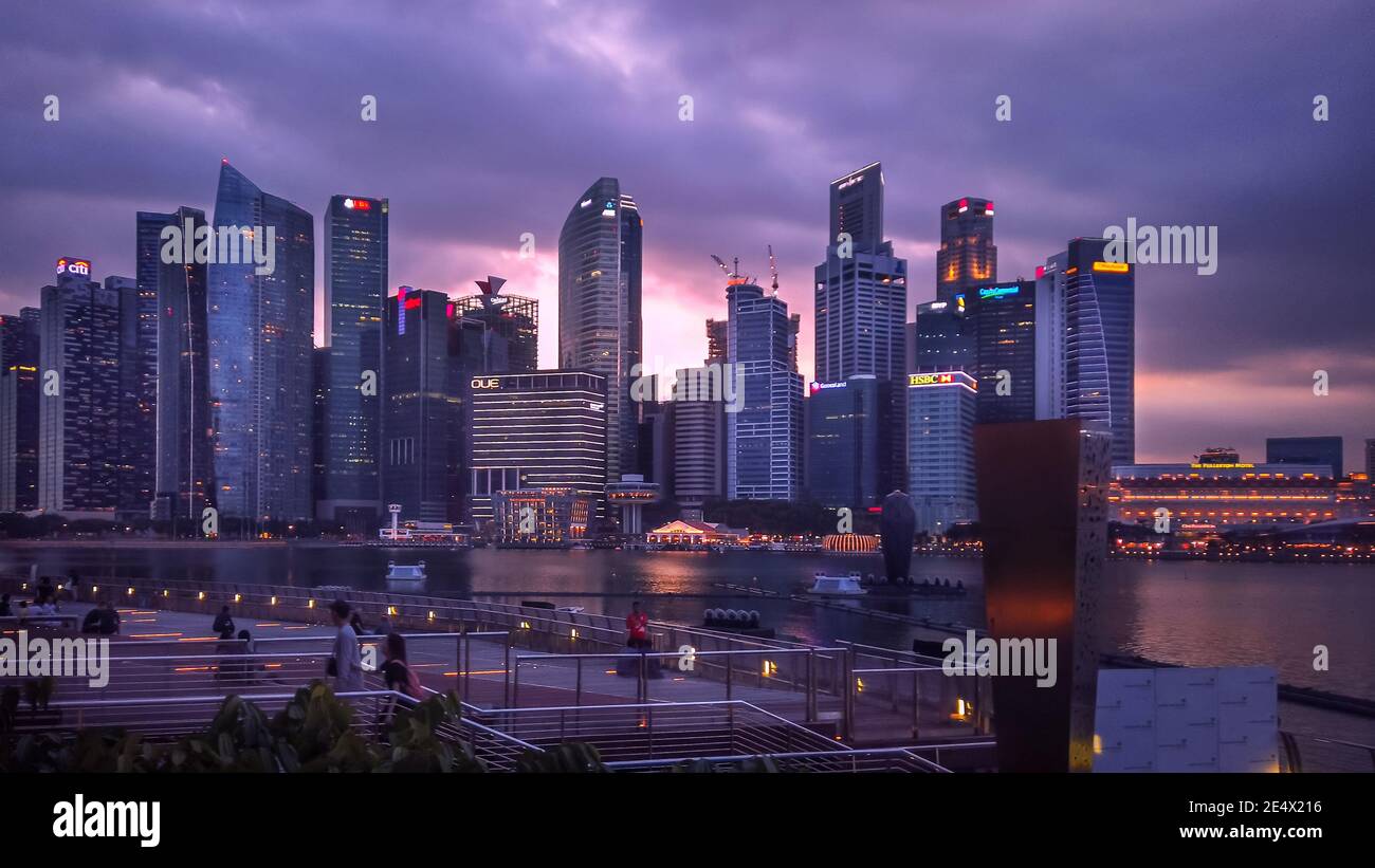 Singapour, 12 février 2020 : Panorama du remblai de sable de la baie de Marina avec des gratte-ciels du centre financier de la ville dans la soirée avec ilumina Banque D'Images
