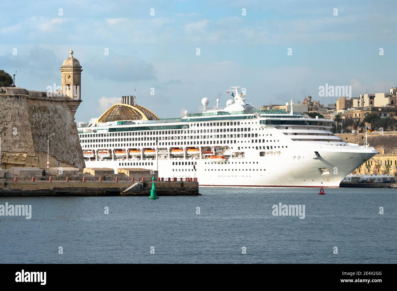 Bateau de croisière dans le Grand Port de la Valette, Malte Banque D'Images