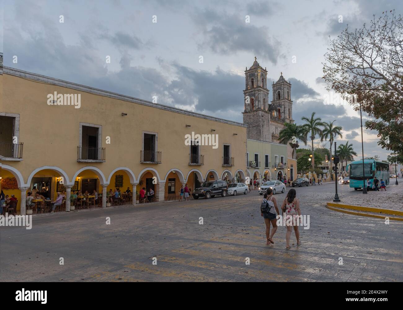 Personnes non identifiées devant l'église de San Servacio Saint Servatius à Valladolid, Yucatan, Mexique Banque D'Images