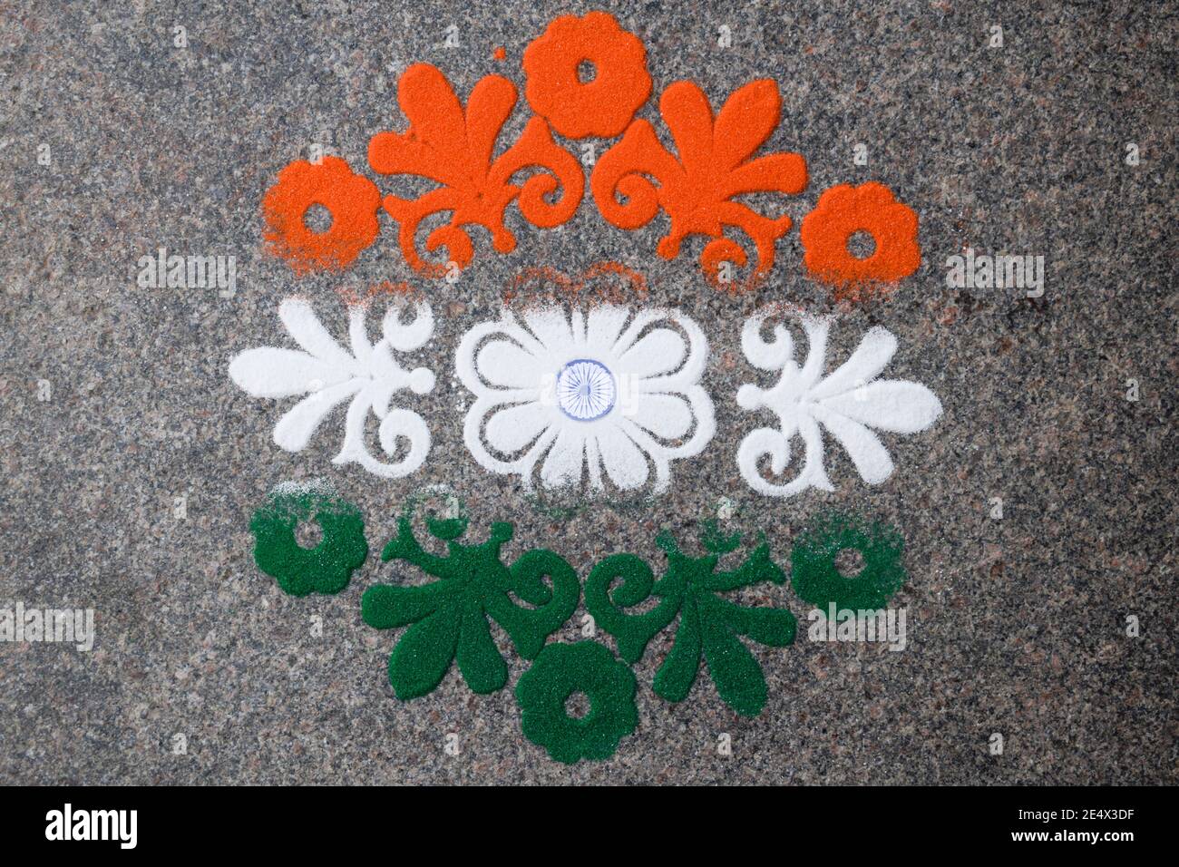 Motif de fleurs en trois couleurs, dessiné et coloré à l'occasion de la journée de la république indienne avec ashoka chakra. Motif drapeau indien Banque D'Images