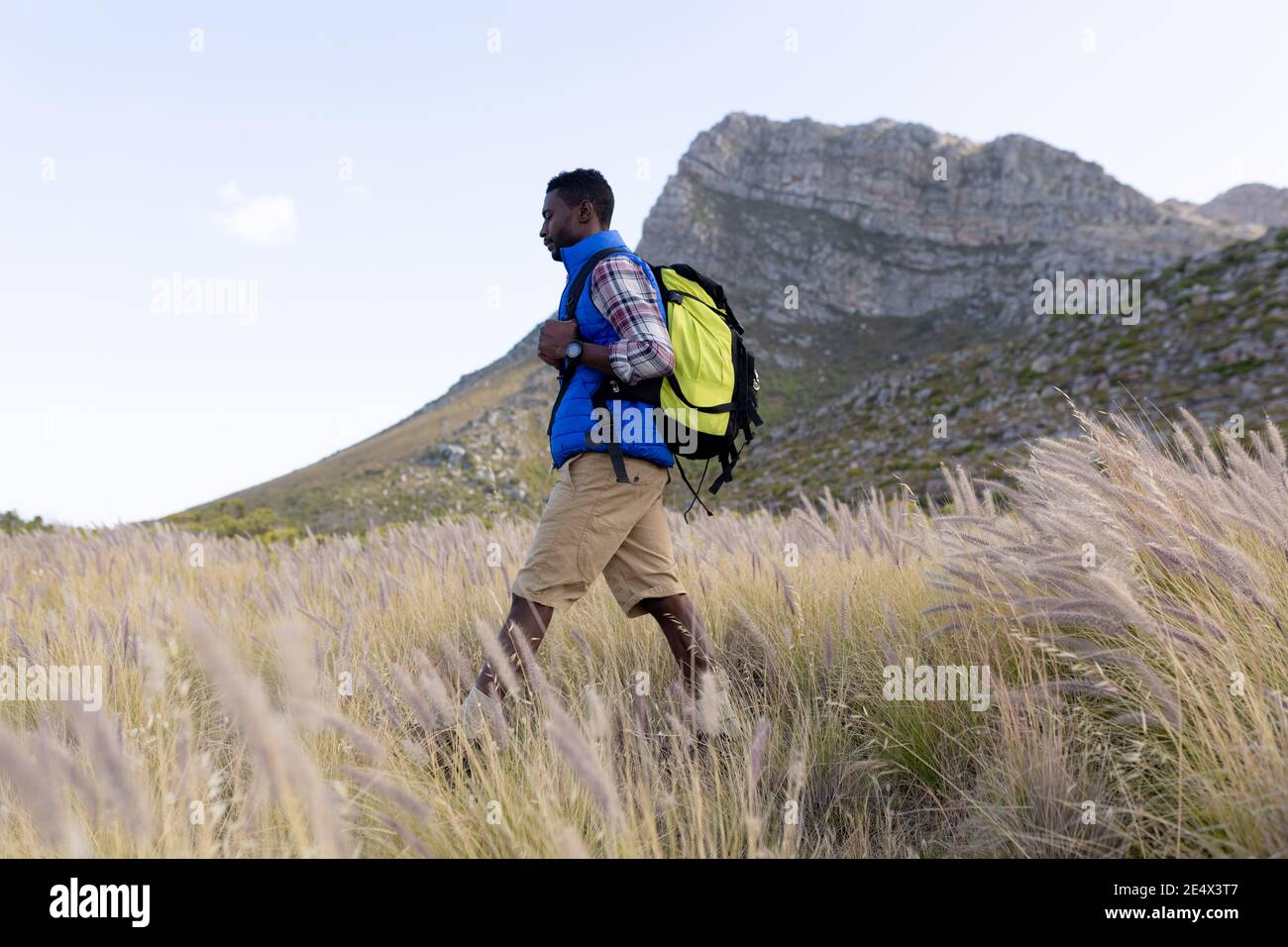 FIT afrcan homme américain portant sac à dos randonnée dans la campagne de montagne Banque D'Images