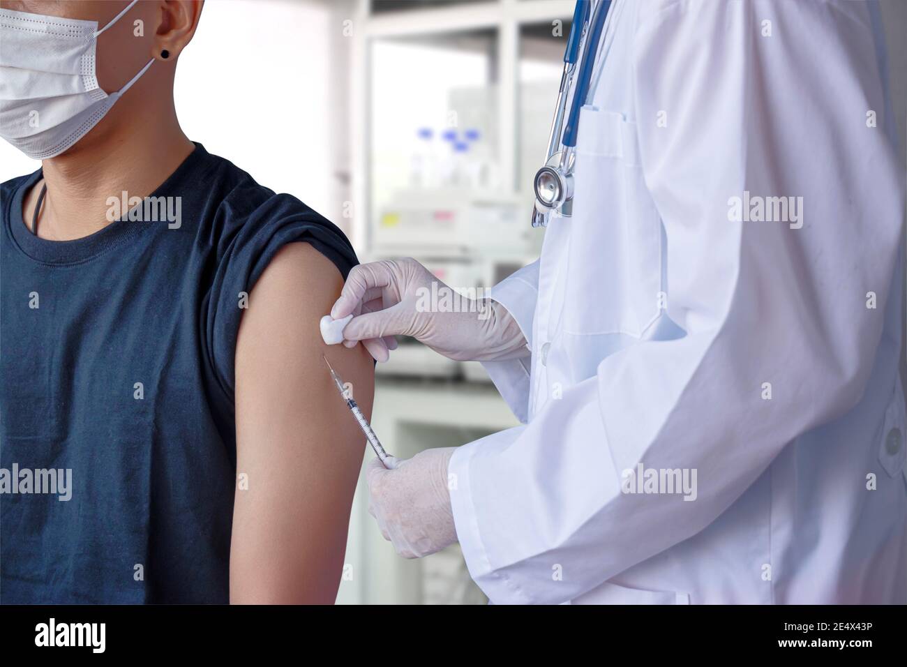 Concept du vaccin coronavirus COVID-19. Médecin seringue à aiguille et flacon de vaccin pour prévenir le virus corona après un test de laboratoire Banque D'Images